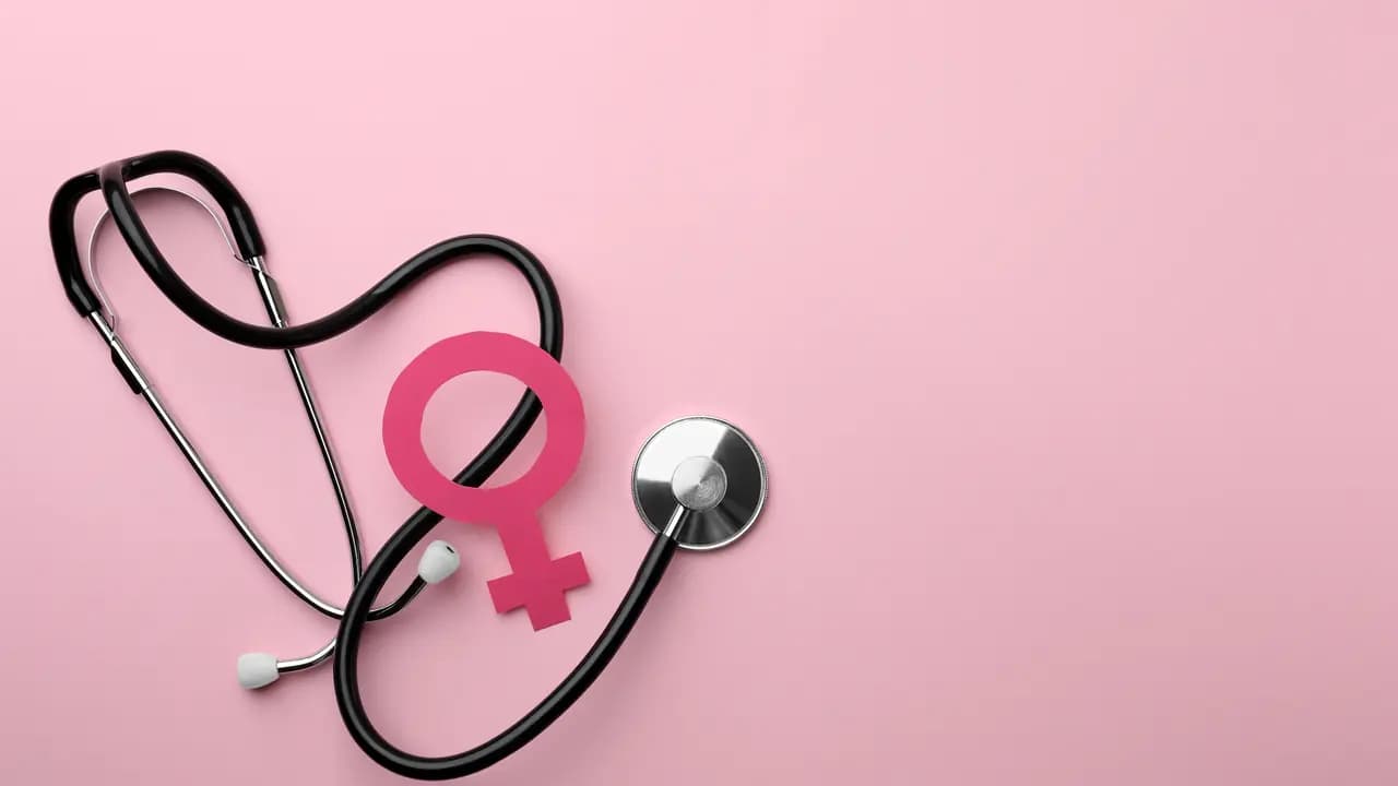 Salud femenina y revisión ginecológica — estetoscopio y símbolo femenino